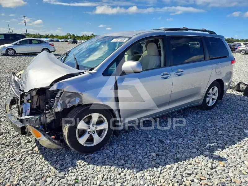 2013 Toyota SIENNA фото