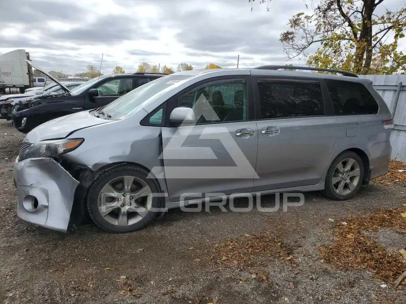 2013 Toyota SIENNA photo