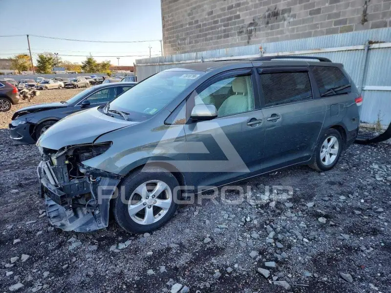 2013 Toyota SIENNA photo