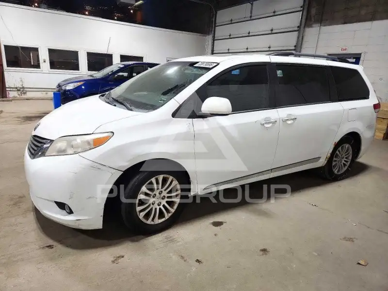 2013 Toyota SIENNA photo