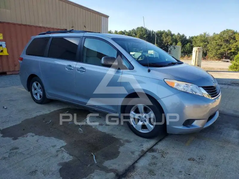 2013 Toyota SIENNA фото