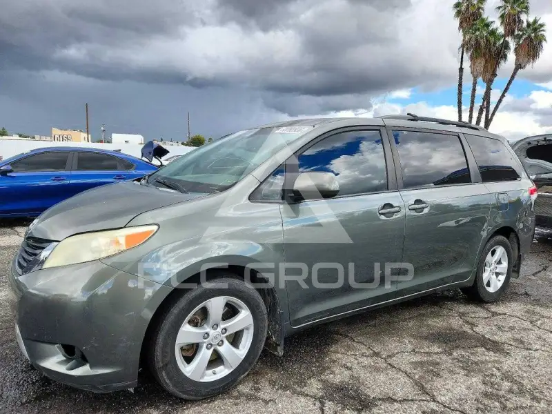 2013 Toyota SIENNA фото