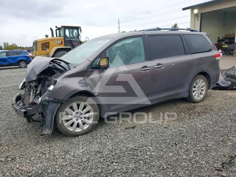 2013 Toyota SIENNA фото