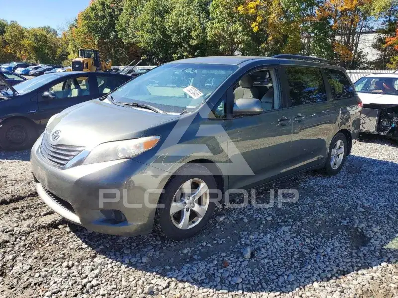 2013 Toyota SIENNA photo
