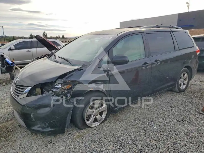 2013 Toyota SIENNA photo