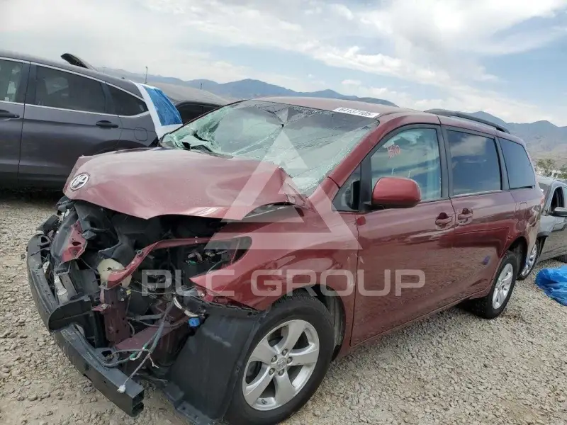 2013 Toyota SIENNA photo