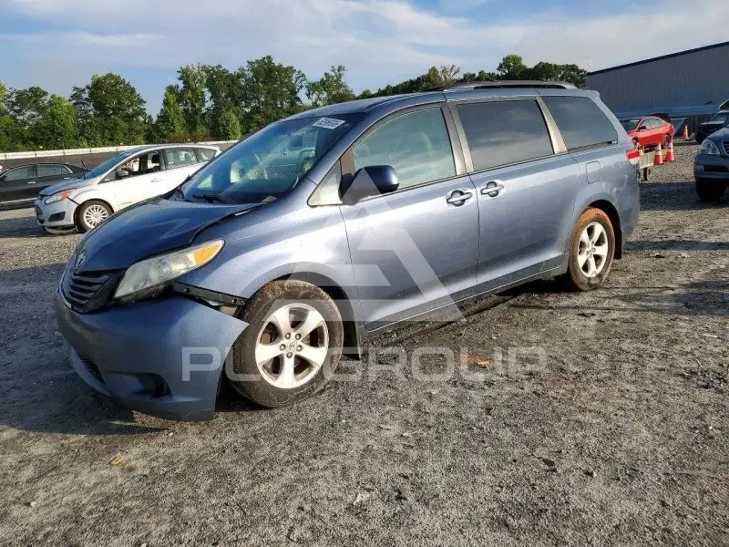 2013 Toyota SIENNA photo