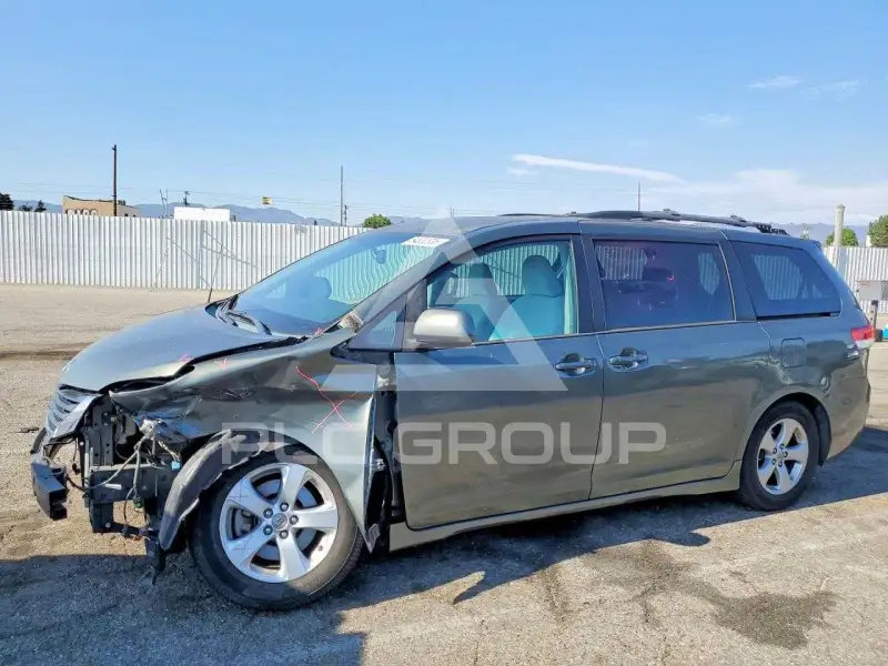 2013 Toyota SIENNA фото