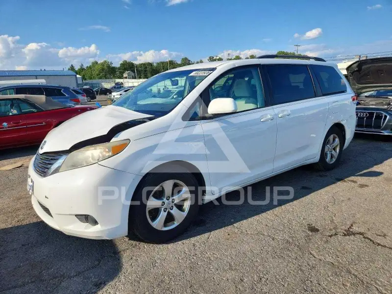 2013 Toyota SIENNA фото