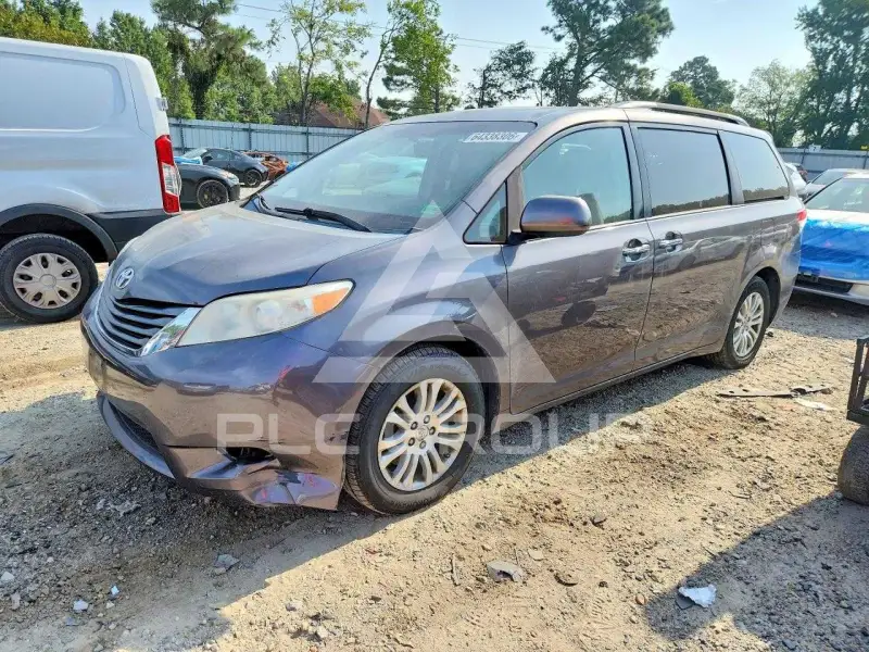 2013 Toyota SIENNA photo