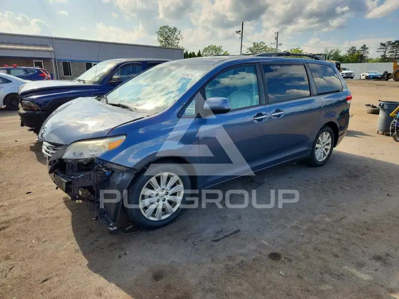 2013 Toyota SIENNA photo