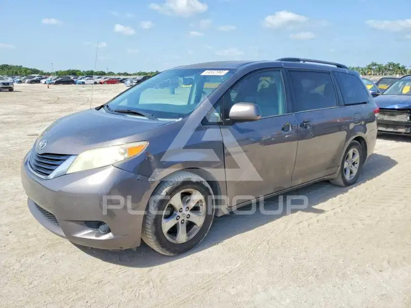 2013 Toyota SIENNA фото