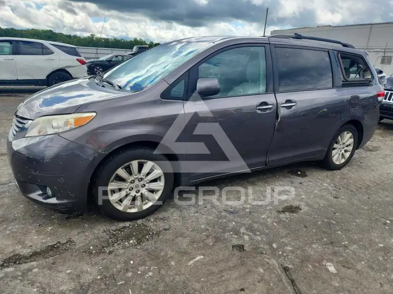 2013 Toyota SIENNA фото