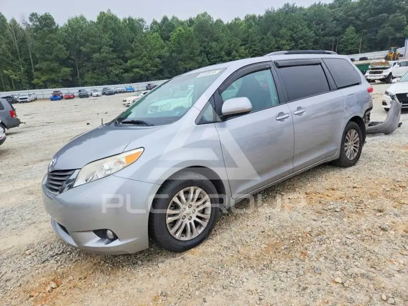 2013 Toyota SIENNA photo
