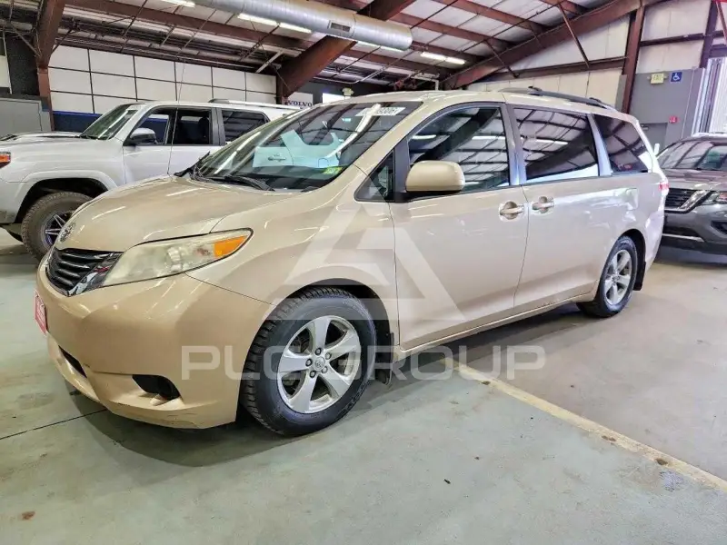 2013 Toyota SIENNA фото