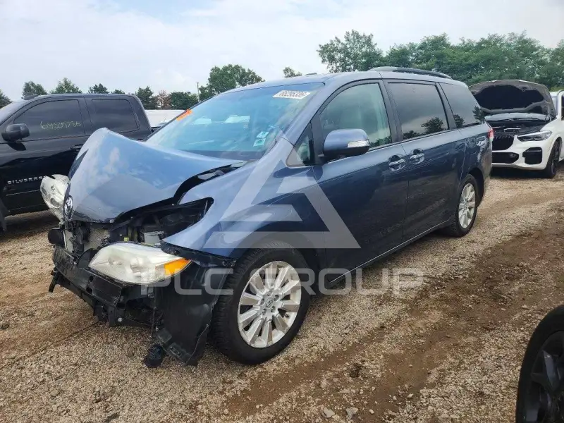 2013 Toyota SIENNA фото
