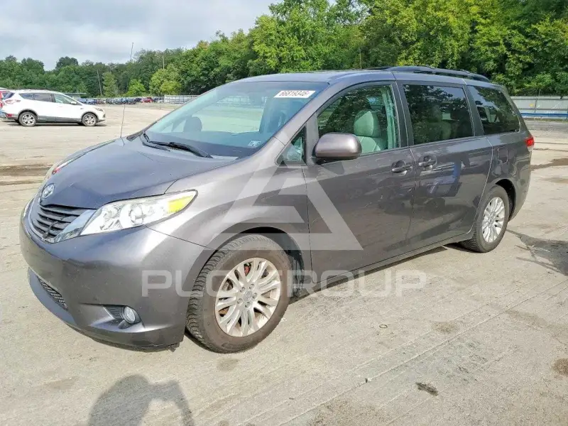 2013 Toyota SIENNA фото