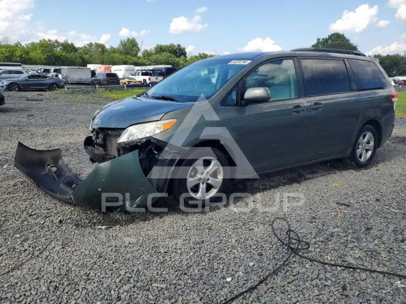2013 Toyota SIENNA photo