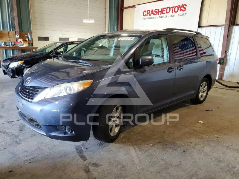 2013 Toyota SIENNA фото