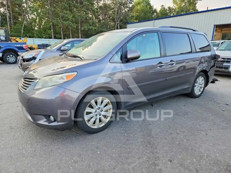 2013 Toyota SIENNA photo
