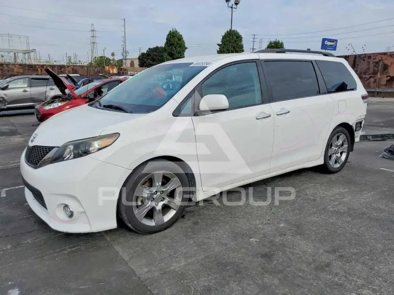 2013 Toyota SIENNA photo