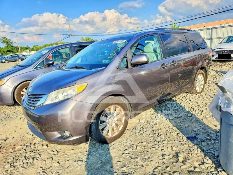 2013 Toyota SIENNA фото