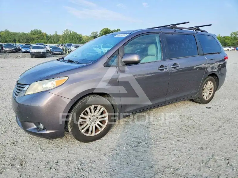 2013 Toyota SIENNA фото