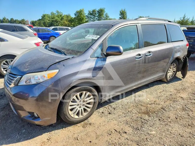 2013 Toyota SIENNA photo