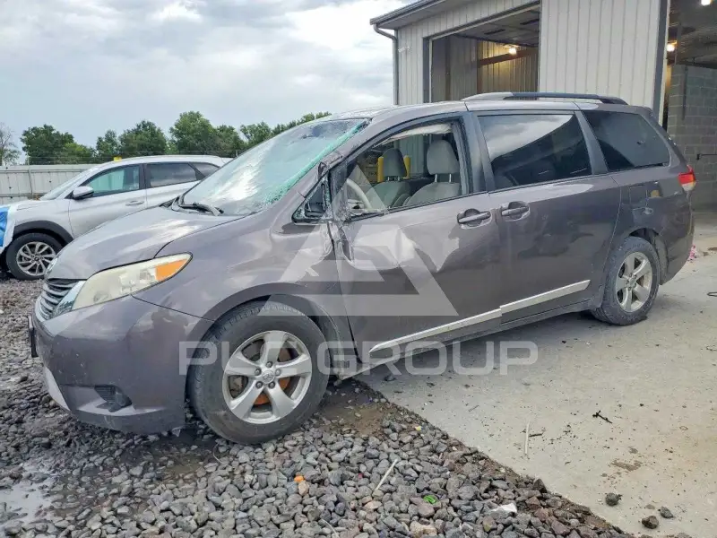 2013 Toyota SIENNA photo