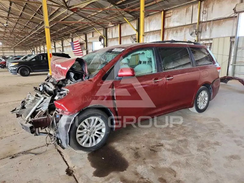 2013 Toyota SIENNA photo