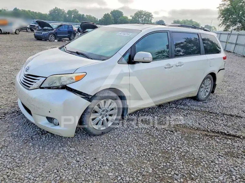 2013 Toyota SIENNA photo