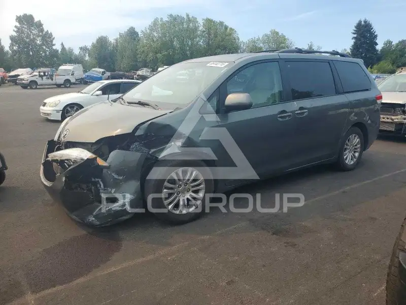 2013 Toyota SIENNA фото