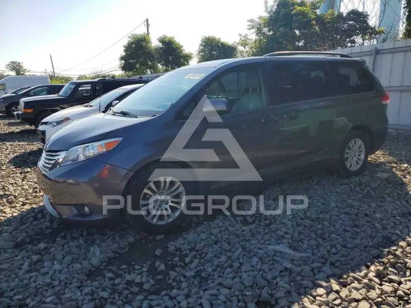 2013 Toyota SIENNA фото