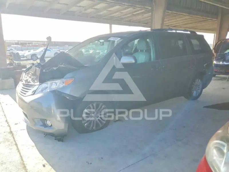 2013 Toyota SIENNA фото
