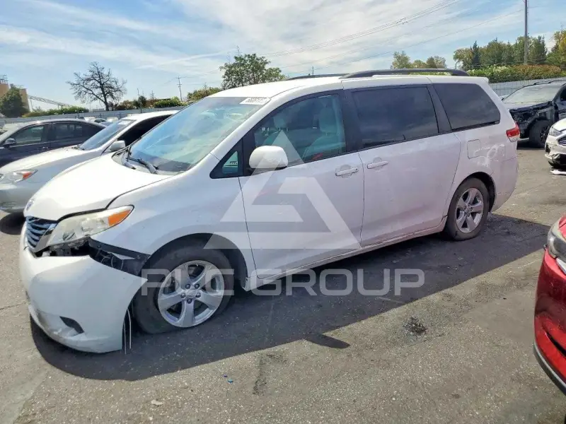 2013 Toyota SIENNA фото