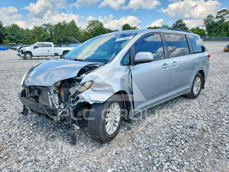 2013 Toyota SIENNA photo