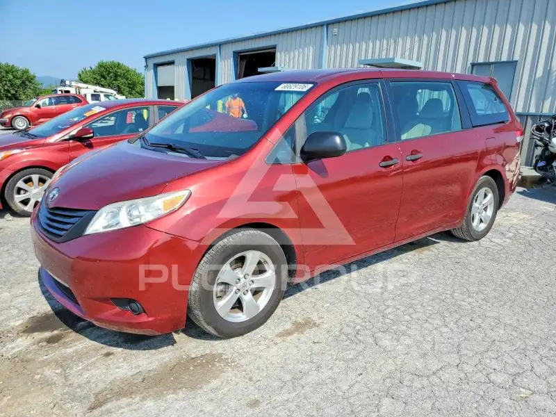 2013 Toyota SIENNA photo