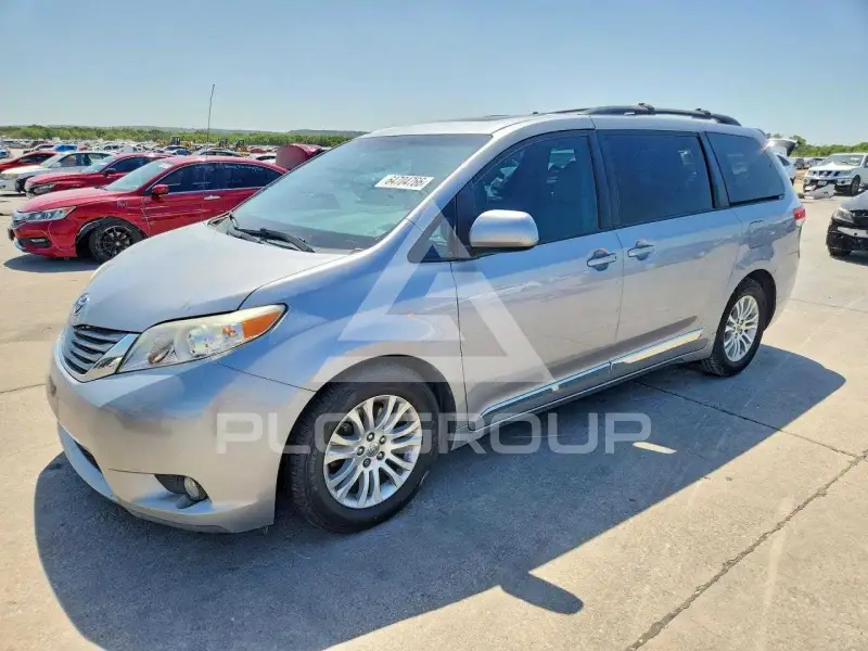2013 Toyota SIENNA фото