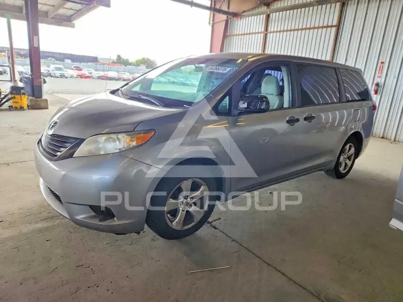2013 Toyota SIENNA фото