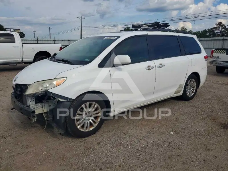 2013 Toyota SIENNA photo