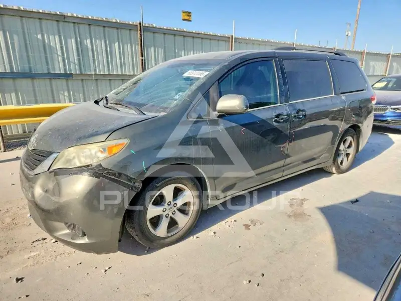 2013 Toyota SIENNA photo