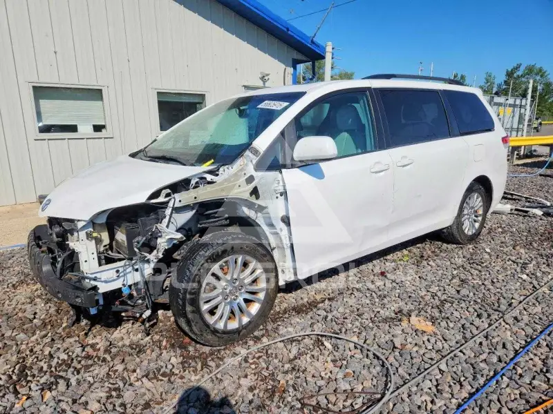 2013 Toyota SIENNA photo