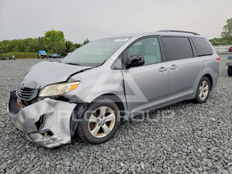 2013 Toyota SIENNA фото