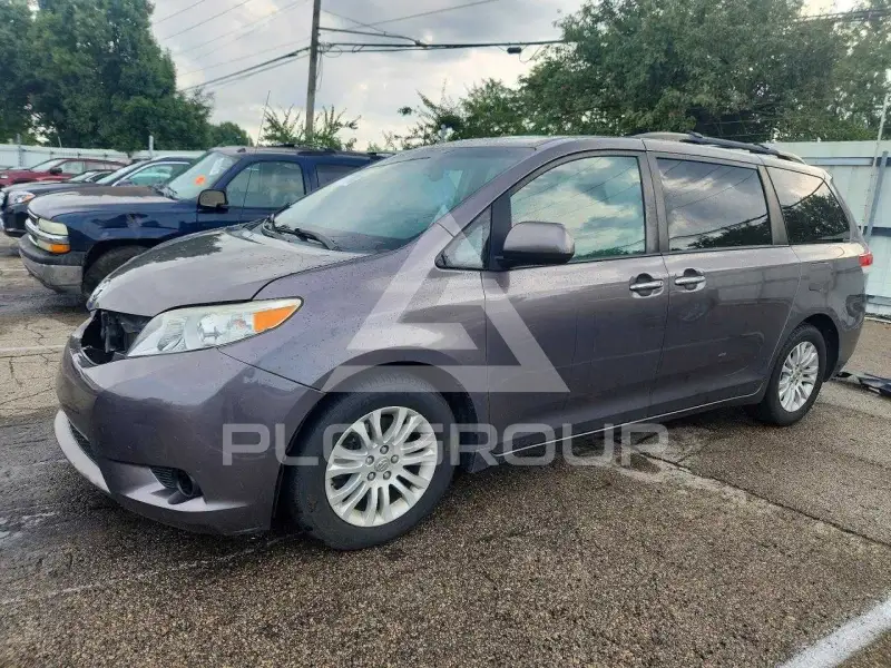 2013 Toyota SIENNA фото