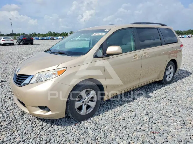 2013 Toyota SIENNA фото