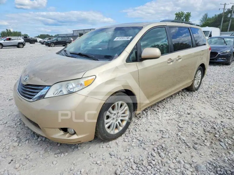 2013 Toyota SIENNA фото
