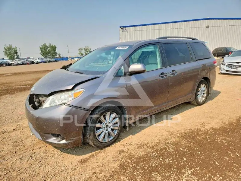 2013 Toyota SIENNA photo