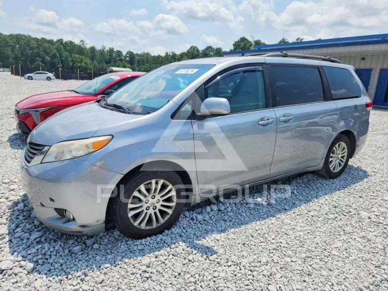 2013 Toyota SIENNA photo