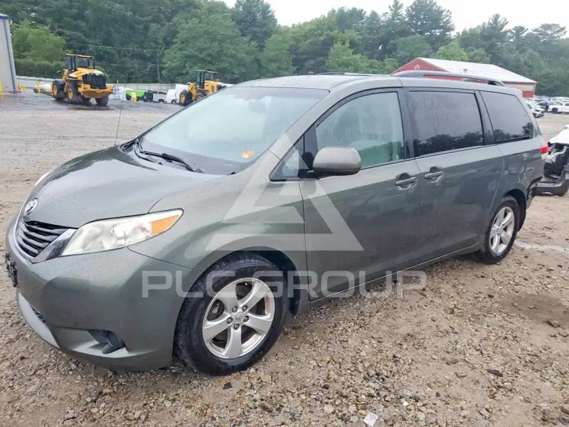 2013 Toyota SIENNA photo