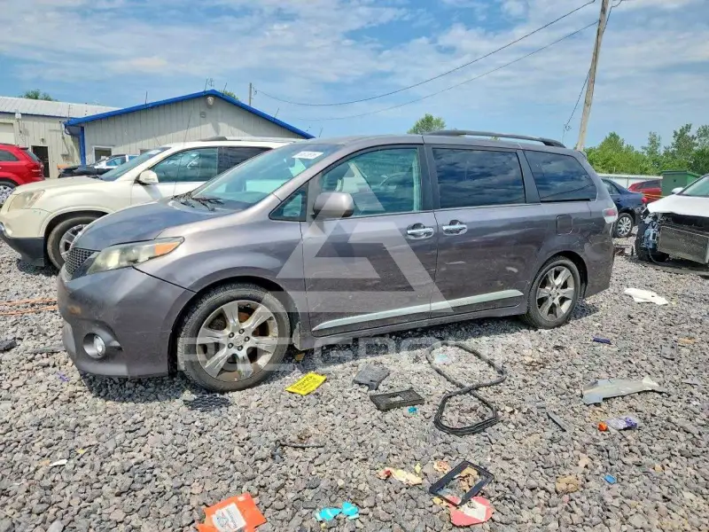 2013 Toyota SIENNA фото